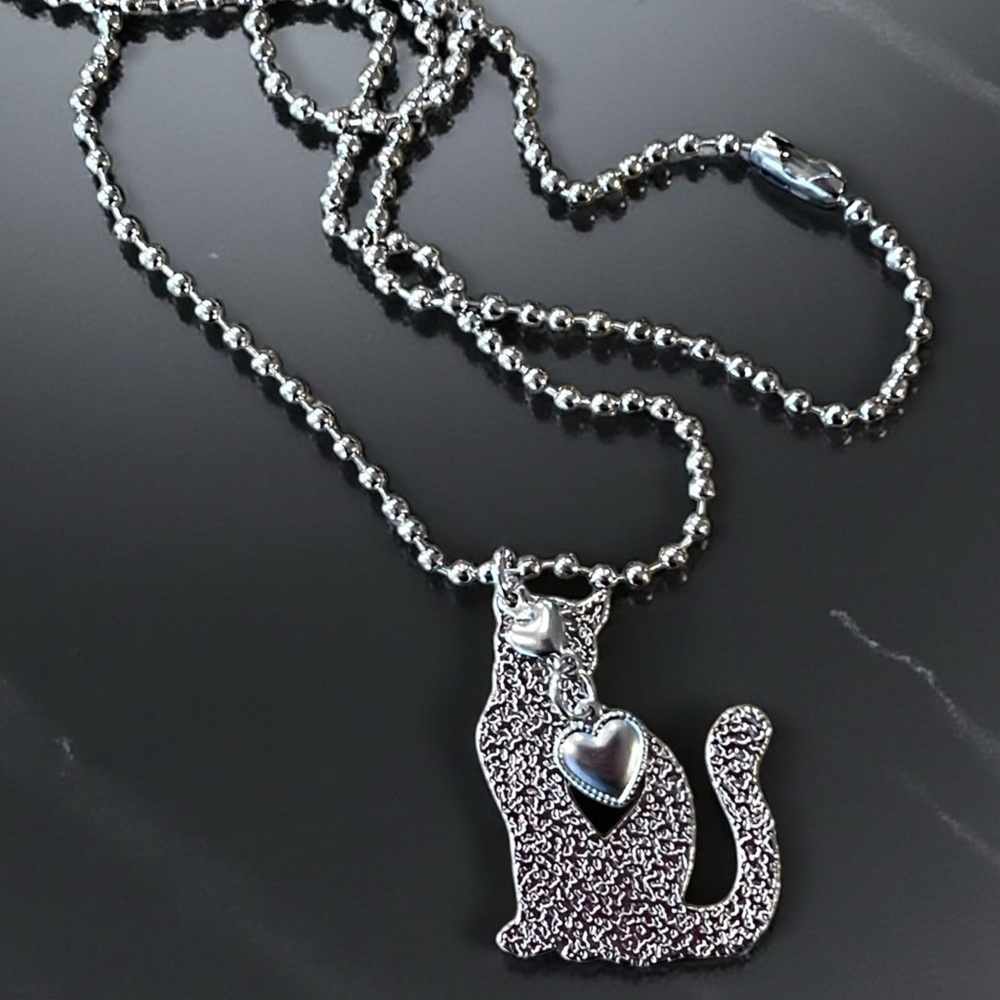 Beautiful Stainless Steel Silver Toned Cat and Heart Pendant Necklace - Picture 4 of 17
